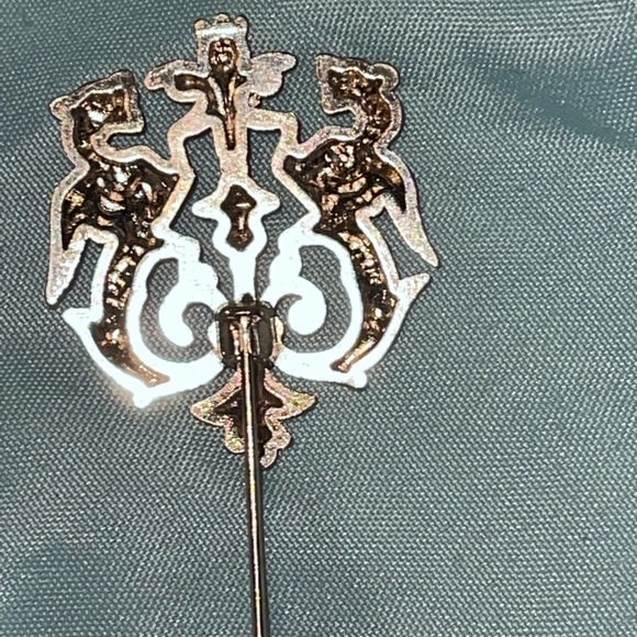 Vintage Art of the Gentleman Royal Crest Pin - Picture 3 of 4